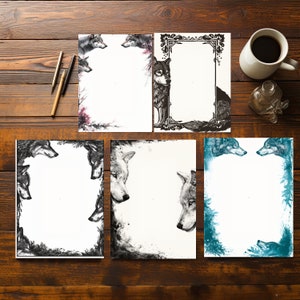 Könnte beinhalten: Fünf verschiedene druckbare Briefpapierdesigns mit Wolf-Illustrationen. Jedes Design hat einen weißen Hintergrund mit schwarzen und grauen Wolfs-Silhouetten. Die Designs sind perfekt, um Ihrer Korrespondenz einen Hauch von Verspieltheit zu verleihen.
