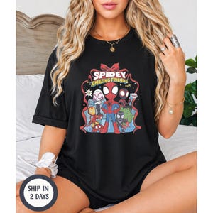 以下が含まれることがあります： スパイダーマンとその仲間たちのカラフルなグラフィックが特徴の黒いTシャツ。「Spidey Amazing Friends」の文字が遊び心のあるフォントでデザインされています。快適なカジュアルウェアです。