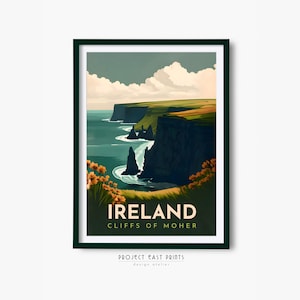 Może przedstawiać: Wzorowany na starych czasach plakat turystyczny przedstawiający klify Moher w Irlandii. Plakat ma zielone tło z niebieskim niebem i białymi chmurami. Klify są widoczne w oddali, a na pierwszym planie znajduje się ocean. Tekst "IRELAND CLIFFS OF MOHER" jest wydrukowany na biało u dołu plakatu.