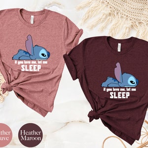 K&ouml;nnte beinhalten: Zwei T-Shirts mit einer blauen Comicfigur, die mit dem Text "if you love me, let me SLEEP" liegt. Die T-Shirts sind in den Farben Heidelbeer-Melange und Rotbraun-Melange.