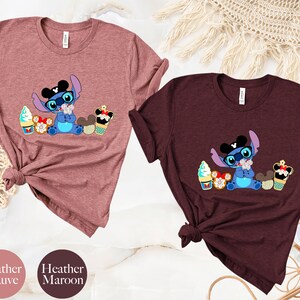 Pode incluir: Duas camisetas mescladas, uma malva e outra bord&ocirc;, com um personagem de desenho animado usando &oacute;culos e gravata borboleta, cercado por sobremesas. O texto na parte inferior diz "Heather Mauve" e "Heather Maroon".