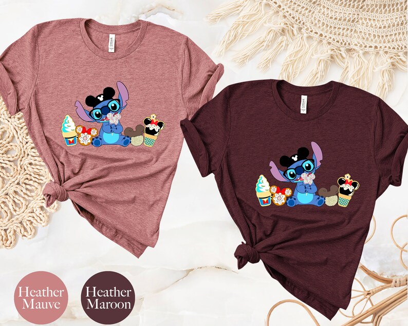 Pode incluir: Duas camisetas mescladas, uma malva e outra bord&ocirc;, com um personagem de desenho animado usando &oacute;culos e gravata borboleta, cercado por sobremesas. O texto na parte inferior diz "Heather Mauve" e "Heather Maroon".
