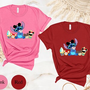 Pode incluir: Duas camisetas, uma rosa e outra vermelha, com um personagem de desenho animado usando &oacute;culos e um chap&eacute;u, cercado por sobremesas. A camiseta rosa tem a palavra "Pink" e a camiseta vermelha tem a palavra "Red".