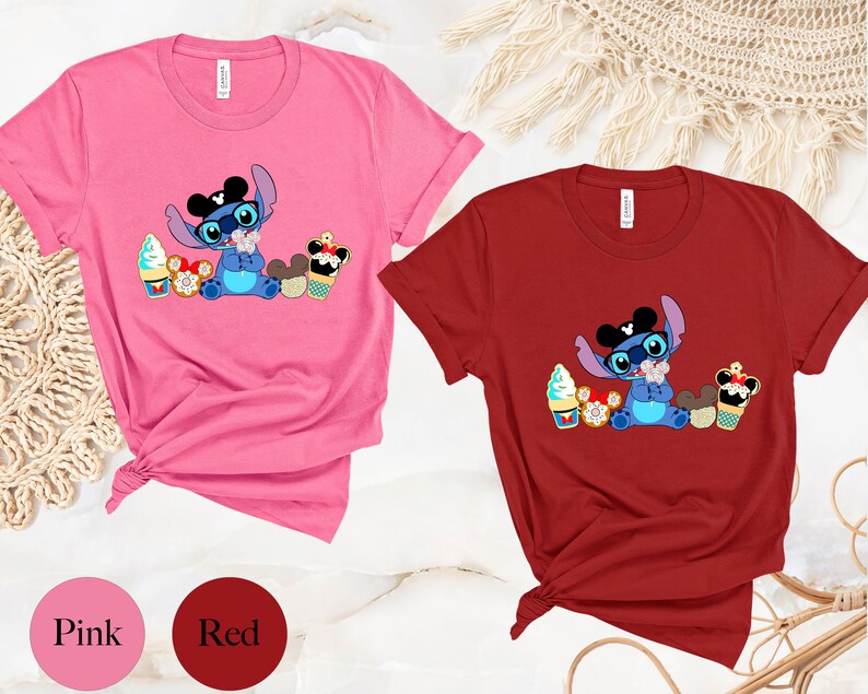 Pode incluir: Duas camisetas, uma rosa e outra vermelha, com um personagem de desenho animado usando &oacute;culos e um chap&eacute;u, cercado por sobremesas. A camiseta rosa tem a palavra "Pink" e a camiseta vermelha tem a palavra "Red".