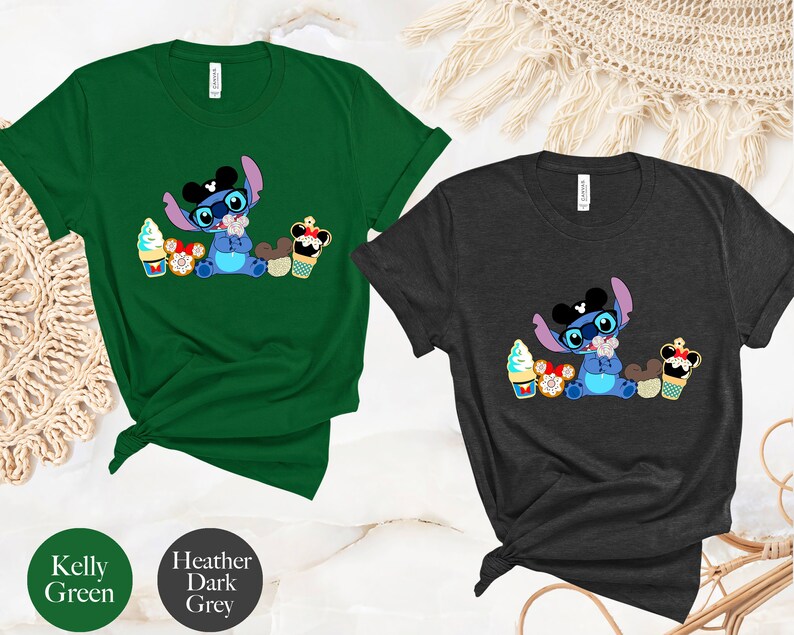 Pode incluir: Duas camisetas, uma verde Kelly e outra cinza escuro mesclado, cada uma com um gr&aacute;fico de um personagem de desenho animado azul com &oacute;culos e gravata borboleta, rodeado de sobremesas. As camisetas s&atilde;o de manga curta.