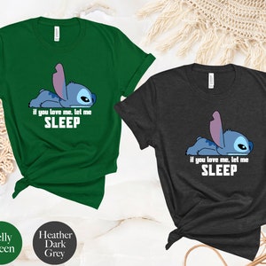 K&ouml;nnte beinhalten: Zwei T-Shirts mit einer blauen Comicfigur, die sich hinlegt, mit dem Text "Wenn du mich liebst, lass mich schlafen". Die T-Shirts sind in Kellygr&uuml;n und dunkelgrau meliert.