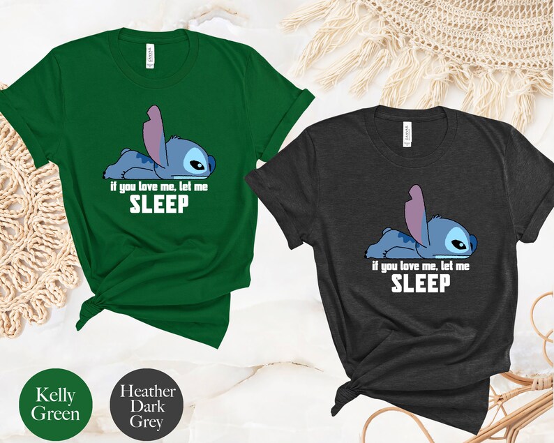 K&ouml;nnte beinhalten: Zwei T-Shirts mit einer blauen Comicfigur, die sich hinlegt, mit dem Text "Wenn du mich liebst, lass mich schlafen". Die T-Shirts sind in Kellygr&uuml;n und dunkelgrau meliert.