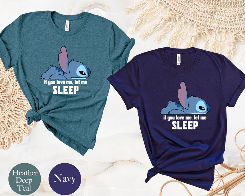 K&ouml;nnte beinhalten: Zwei T-Shirts mit einer blauen Comicfigur. Die Figur liegt mit dem Text "if you love me, let me SLEEP" darunter. Die T-Shirts sind in den Farben heidefarbenes Tiefblau und marineblau.