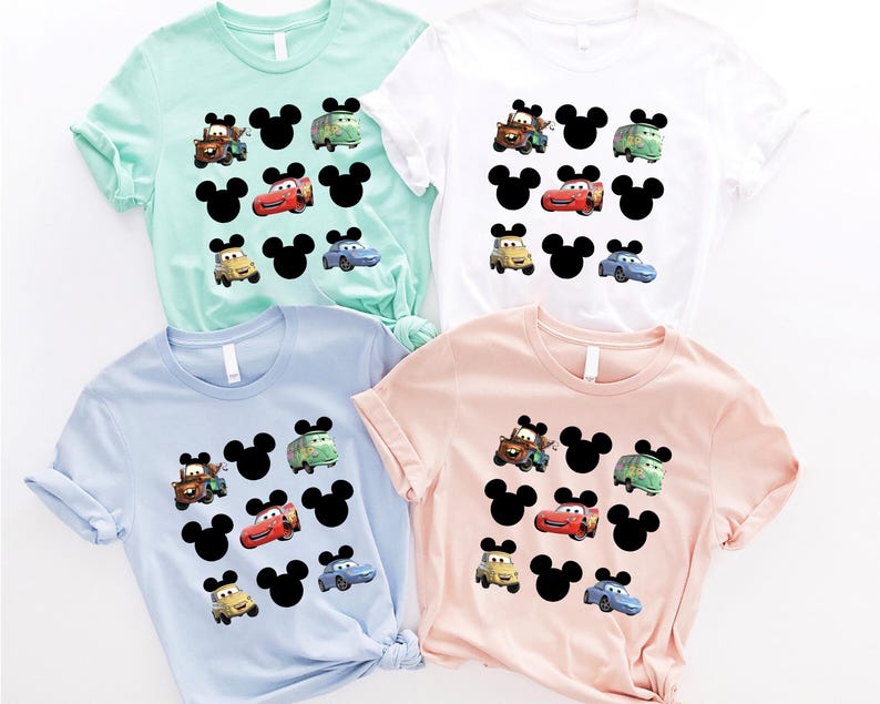 Pu&ograve; includere: Quattro t-shirt con tema Cars e Topolino. Le magliette sono in azzurro, rosa, bianco e verde chiaro. Ogni maglietta presenta un motivo di orecchie di Topolino e personaggi di Cars.