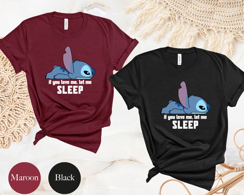 K&ouml;nnte beinhalten: Zwei T-Shirts mit einer Zeichentrickfigur Stitch aus Lilo & Stitch. Das weinrote T-Shirt hat den Text "Wenn du mich liebst, lass mich SCHLAFEN". Das schwarze T-Shirt hat den gleichen Text.