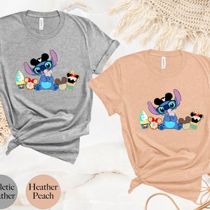 Pode incluir: Camisetas cinza atl&eacute;tico e p&ecirc;ssego heather com um personagem de desenho animado Stitch usando &oacute;culos e chap&eacute;u, cercado por casquinhas de sorvete e sobremesas. As camisetas t&ecirc;m gola redonda e mangas curtas.