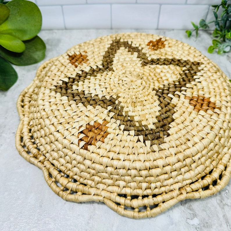 Vintage coiled Woven Grass Basket Serving Tray Round Ruffle 12 Boho Wall Art 4 point star brown beige Bild 5