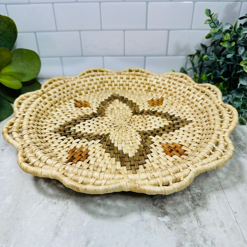 Vintage coiled Woven Grass Basket Serving Tray Round Ruffle 12 Boho Wall Art 4 point star brown beige Bild 2