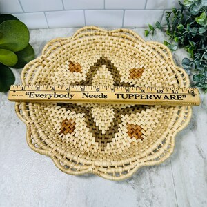 Vintage coiled Woven Grass Basket Serving Tray Round Ruffle 12 Boho Wall Art 4 point star brown beige Bild 3