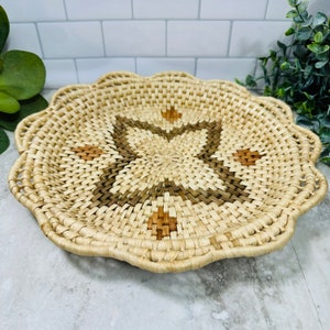 Vintage coiled Woven Grass Basket Serving Tray Round Ruffle 12 Boho Wall Art 4 point star brown beige Bild 1