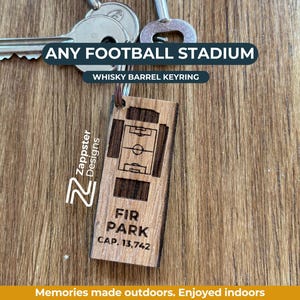 パーソナライズされたウイスキー樽のキーホルダー - 名前と収容人数を記入できるサッカースタジアム用カスタムファンギフト