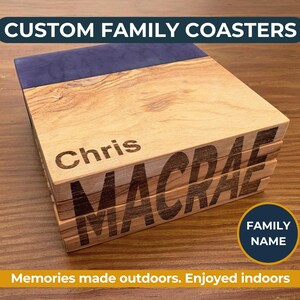 Può includere: Sottobicchieri familiari personalizzati in legno chiaro con un accento blu scuro. I sottobicchieri sono incisi con il nome "Chris" e il cognome "MACRAE". L'immagine include il testo "CUSTOM FAMILY COASTERS" e "FAMILY NAME".