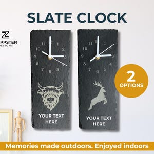Puede incluir: Dos relojes de pizarra negra con manecillas blancas y un diseño blanco. El reloj de la izquierda tiene un diseño de vaca de las tierras altas y el reloj de la derecha tiene un diseño de ciervo. Ambos relojes tienen el texto "Your Text Here" debajo del diseño.