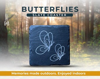 Posavasos de pizarra artesanal: dos dibujos de mariposas, decoración rústica inspirada en la naturaleza.