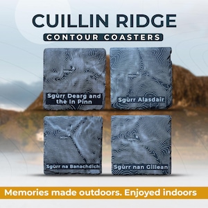 Könnte beinhalten: Vier quadratische Untersetzer mit einem topografischen Kartendesign. Die Untersetzer zeigen den Text "CUILLIN RIDGE CONTOUR COASTERS" und die Namen der Gipfel. Der untere Teil des Bildes lautet "Memories made outdoors. Enjoyed indoors."