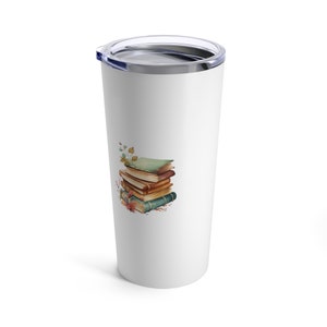 以下が含まれることがあります： 白いステンレス製のタンブラーに、ヴィンテージの書籍と花のアクセントが施されています。書籍は茶色、緑色、青色です。