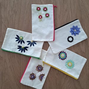 Esclusiva pochette fatta a mano con fiori di paillettes. Pochette regalo per trucchi e materiale scolastico.