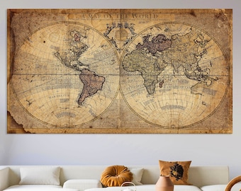 以下が含まれることがあります： 「A Map of the World」のテキストが入った、長方形のヴィンテージ世界地図プリント。 地図は茶色とベージュの色合いで、大陸と海の詳細なイラストが描かれています。 プリントは古びた外観をしています。