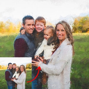 Puede incluir: Pintura al óleo de una familia de cuatro, con dos padres y dos hijos pequeños. La familia está de pie en un campo con un fondo borroso de árboles y cielo. La pintura tiene un estilo texturizado de pinceladas.