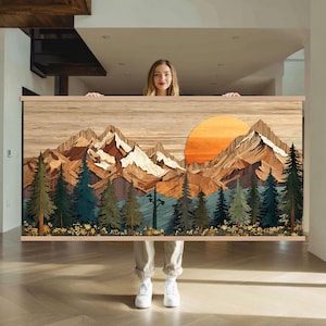 以下が含まれることがあります： 夕焼けの太陽が描かれた山岳風景の木製ウォールアート。このアートワークは、3D効果を生み出すために、木材を重ねて使用しています。カラーパレットには、茶色、オレンジ色、緑色、青色の色合いが含まれており、天然木のフレームが付いています。