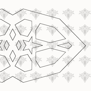 Può includere: Un design geometrico nero su sfondo bianco. Il design è una forma allungata con una serie di forme geometriche, tra cui stelle, diamanti e poligoni. Lo sfondo presenta un motivo ripetuto di un emblema stilizzato.