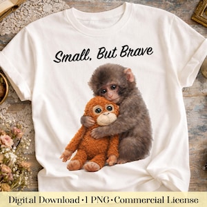 Op de afbeelding: Wit T-shirt met de tekst "Small, But Brave" in zwart script. Het shirt heeft een afbeelding van een grijze aap die een oranje knuffel aap omhelst. De onderkant van het shirt heeft de tekst "Digital Download 1 PNG Commercial License".