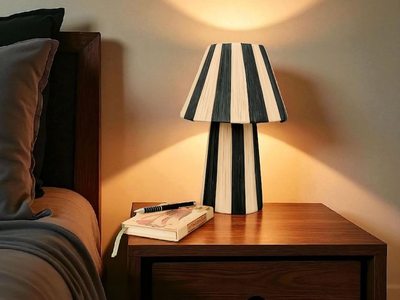 Lámpara de mesa de rafia hecha a mano / Iluminación para mesitas de noche y de noche / Lámpara de lectura bohemia / Pantalla de lámpara de rayas naturales / Decoración moderna para dormitorio