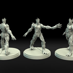 Könnte beinhalten: Ein graues, detailliertes, 3D-gedrucktes Modell einer humanoiden Figur mit einem baumartigen Körper. Die Figur ist in drei verschiedenen Positionen auf einem runden Sockel platziert.