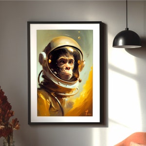 Puede incluir: Una pintura de un chimpancé con un casco de astronauta. El chimpancé mira directamente al espectador. El fondo es un degradado amarillo y naranja.