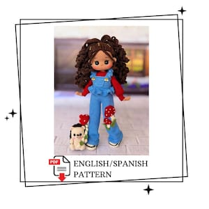 Puede incluir: Una muñeca de ganchillo con pelo rizado castaño oscuro, vistiendo una camiseta roja de manga larga bajo un peto azul con apliques de setas. Junto a ella hay un pequeño erizo de ganchillo con una seta. El texto dice PDF ENGLISH/SPANISH PATTERN.