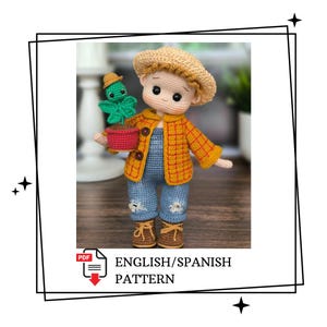 Könnte beinhalten: Gehäkelte Puppe mit gelber karierter Jacke, blauer Latzhose und Strohhut, die eine kleine Topfpflanze hält. Das Bild enthält den Text "ENGLISH/SPANISH PATTERN". Ein handgefertigtes Produkt.