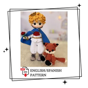 Può includere: Bambola all'uncinetto di un giovane principe con corona d'oro, mantello blu e pantaloni bianchi, che tiene una rosa rossa. Una volpe all'uncinetto è accanto a lui. L'immagine include il testo "ENGLISH/SPANISH PATTERN".