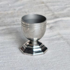 Huevera vintage de metal plateado con base octogonal - Forma de concha de vieira - Estilo bistró