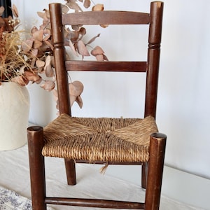Vintage children&#39;s chair in dark wood with woven straw seat - Antique furniture - Mid-century furniture - Furnishings - Rustic country