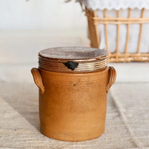 Vintage stoneware salt cellar with dark lid – Rustic grease pot – Textured raw style – French decor – Country house