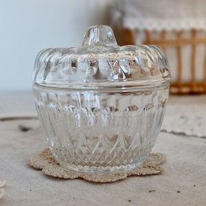 Petite bonbonnière ou sucrier vintage en verre moulé avec chapeau - Décoration française romantique - Campagne rustique