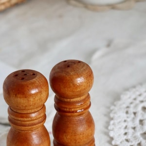 Wooden salt and pepper shakers in the shape of mills - Vintage tableware - Cottage core - Table accessory - Rustic - Farmhouse