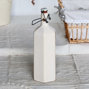 Antique beige glazed ceramic bottle – Vintage bottle with a swing-top closure, rustic kitchen style – Kitchen accessory
