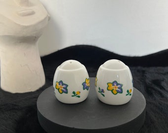 ADORABLE SHAKER SET | Salt Pepper Shakers | Ceramic Shakers | Table Accessories | Vintage1990s Porcelain Retro Shakers | Dining Accessories