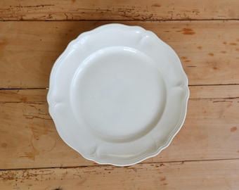 Vintage round ivory earthenware serving platter with scalloped rim - Antique French tableware - Elegant and timeless style