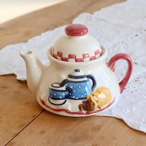 Peut inclure: Ensemble de trois tasses en céramique avec une finition mate et mouchetée. Les tasses sont de couleur crème, gris clair et gris foncé. Chaque tasse a un design simple et minimaliste avec une anse arrondie.