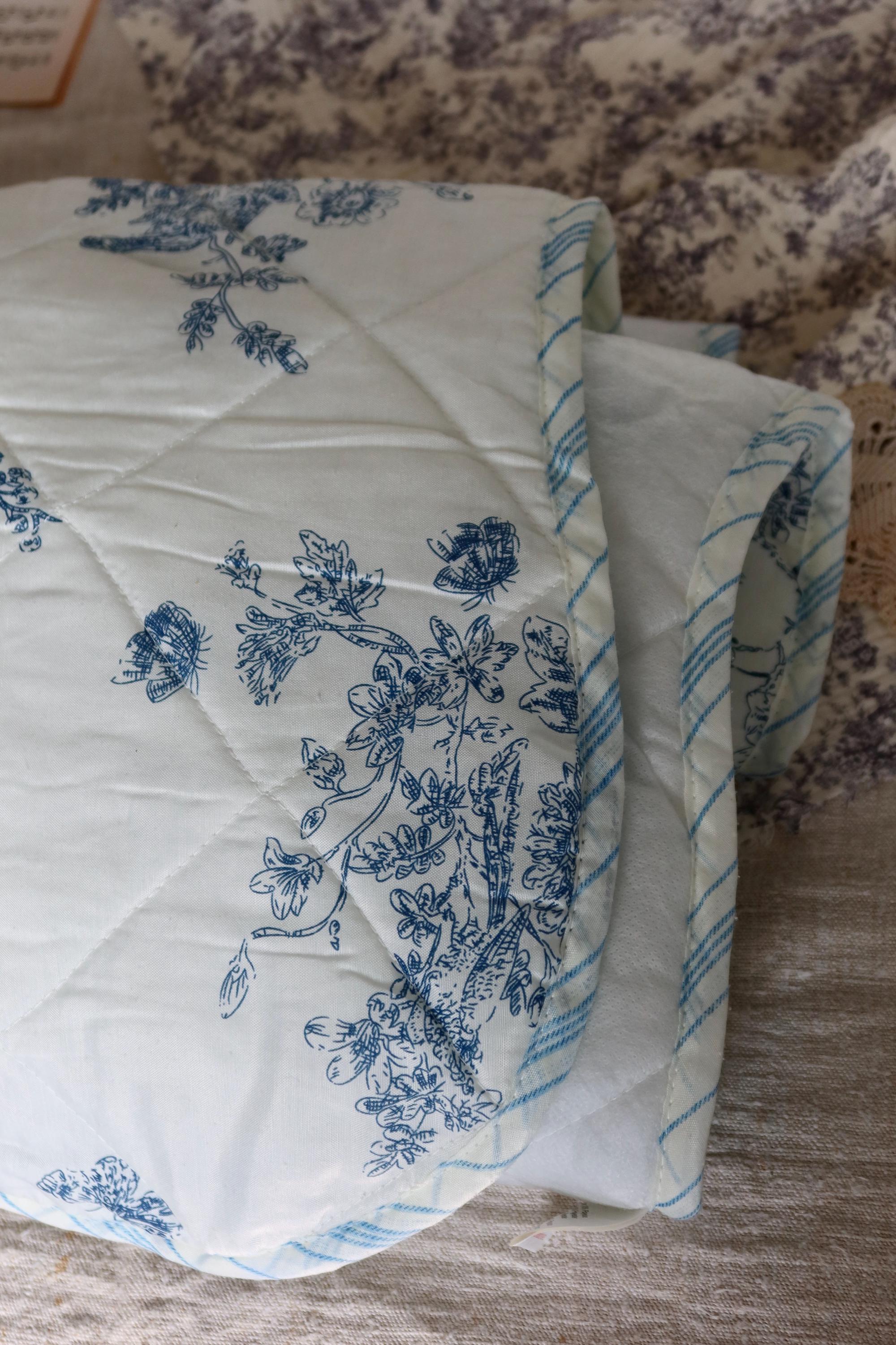 Small Vintage Toile De Jouy Quilt - Sheet With Blue Floral