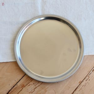 Rundes, versilbertes Vintage-Serviertablett aus Metall – Perlenrand – Bistro-Stil – Edelstahlgeschirr – Stil: Rémy Letang Jean Couzon – 1970