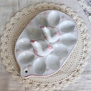 Vintage white earthenware egg dish with rose motif - Chicken salt and pepper shakers - Rustic decoration - Antique crockery - Cottage core