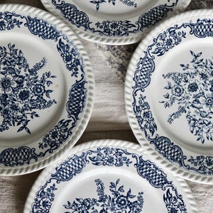 4 assiettes plates vintage en porcelaine blanche motif fleuri bleu - Vaisselle française ancienne - Style cottage core rustique